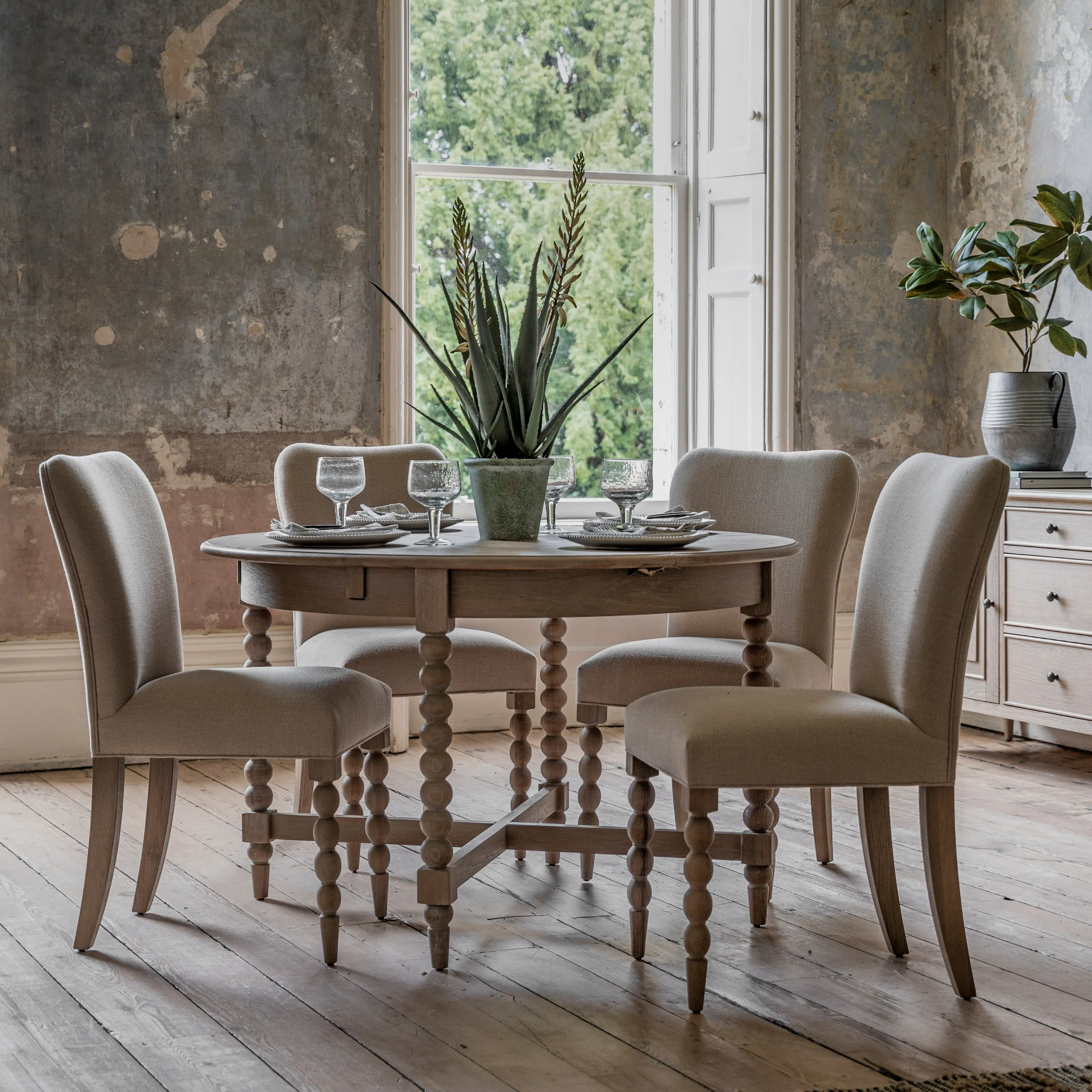 Amos Artisan Round Ext Dining Table